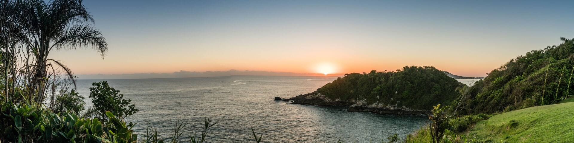 Sol nascendo na praia