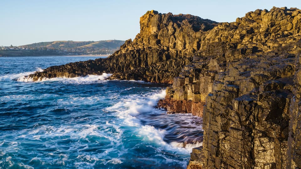 Felsküste von Kiama in New South Wales Australien bei Sonnenaufgang