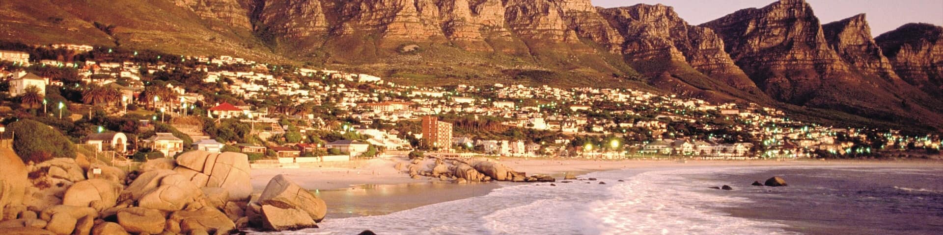 Camps Bay featuring yleiset rantanÀkymÀt, rannikkokaupunki ja vuoret