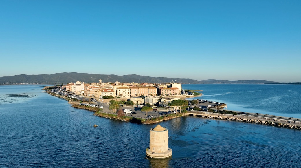 Laguna di Orbetello in Toscana, Italia.
Vista aerea ripresa da drone, del borgo e della laguna che affaccia sul Monte Argentario.