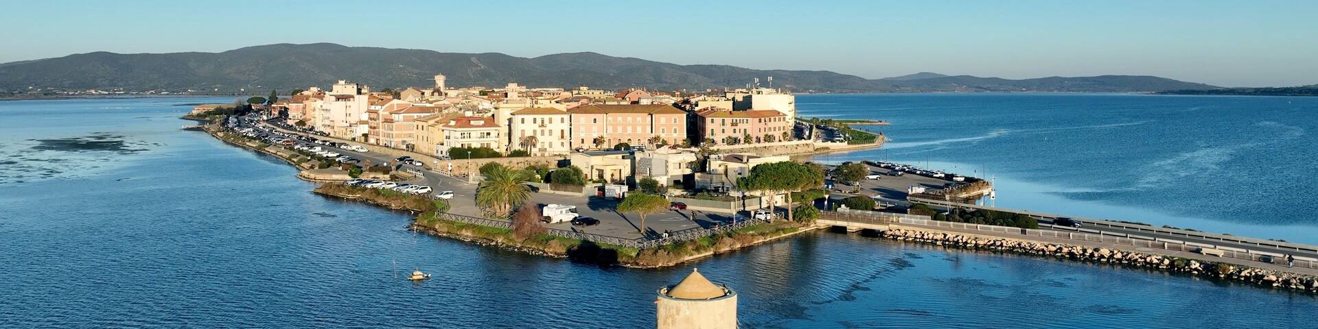 Laguna di Orbetello in Toscana, Italia.
Vista aerea ripresa da drone, del borgo e della laguna che affaccia sul Monte Argentario.