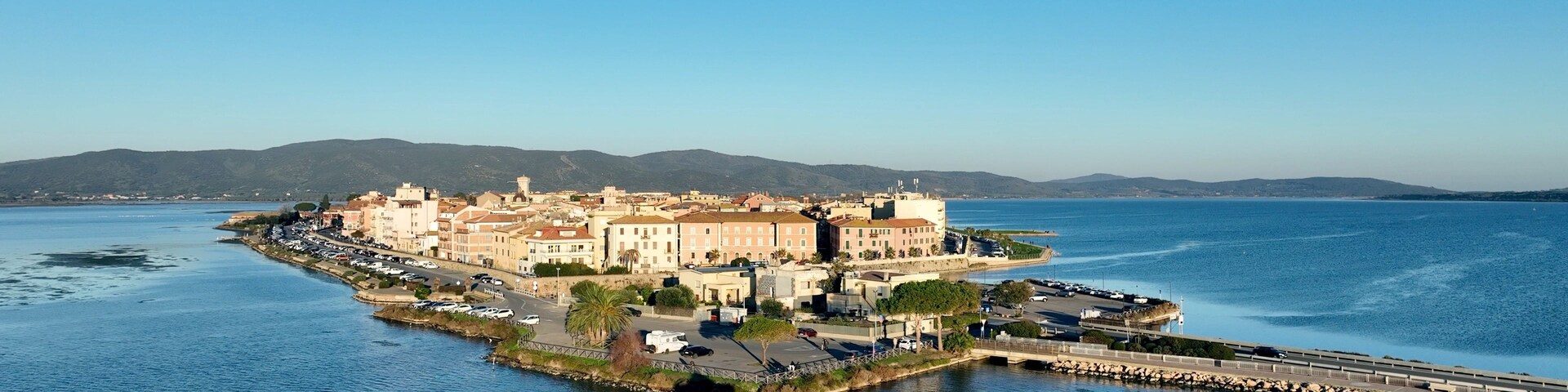 Laguna di Orbetello in Toscana, Italia.
Vista aerea ripresa da drone, del borgo e della laguna che affaccia sul Monte Argentario.