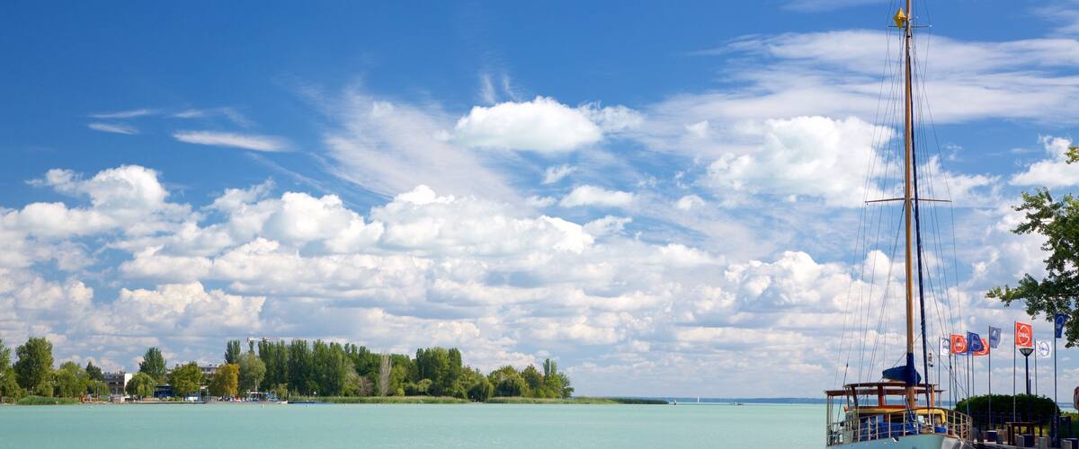 Balatonfured showing general coastal views and a bay or harbour