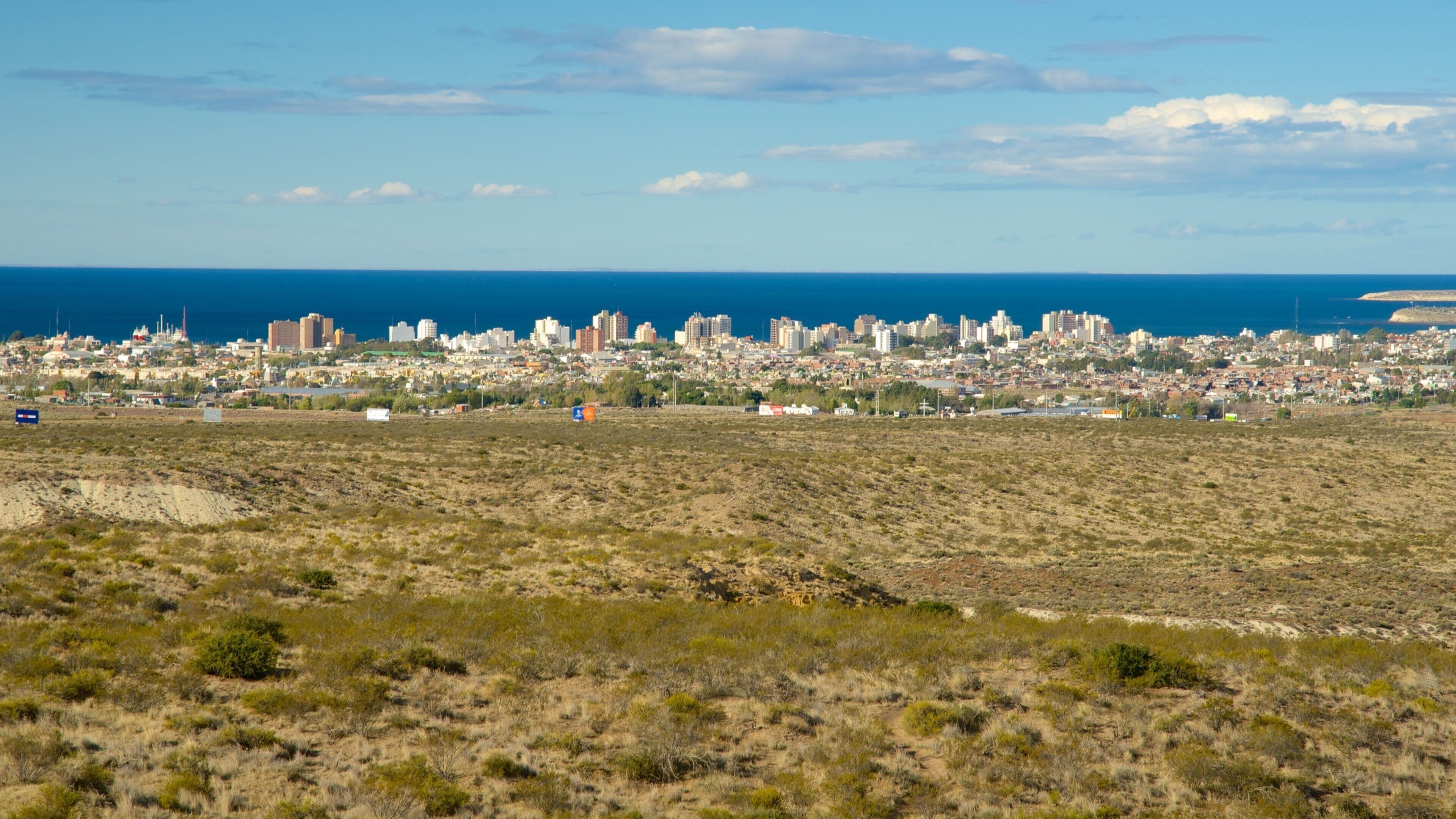 Patagonië toont vredige uitzichten en een stad