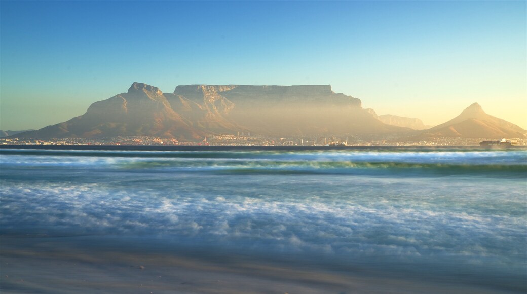 Tableview inclusief bergen, surfen en algemene kustgezichten