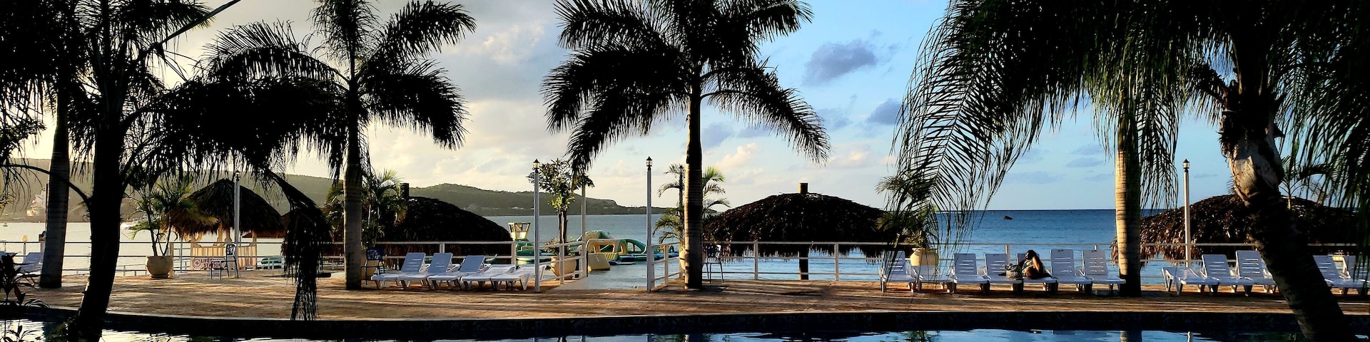 A beautiful scenic view of the beach in Discovery Bay