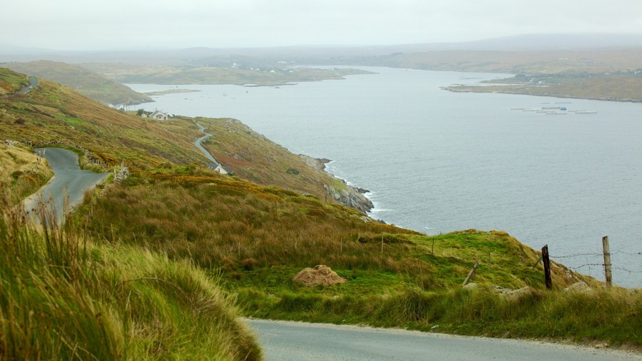 Clifden showing tranquil scenes, mountains and landscape views