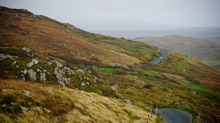 Clifden que incluye neblina o niebla, vistas de paisajes y montañas