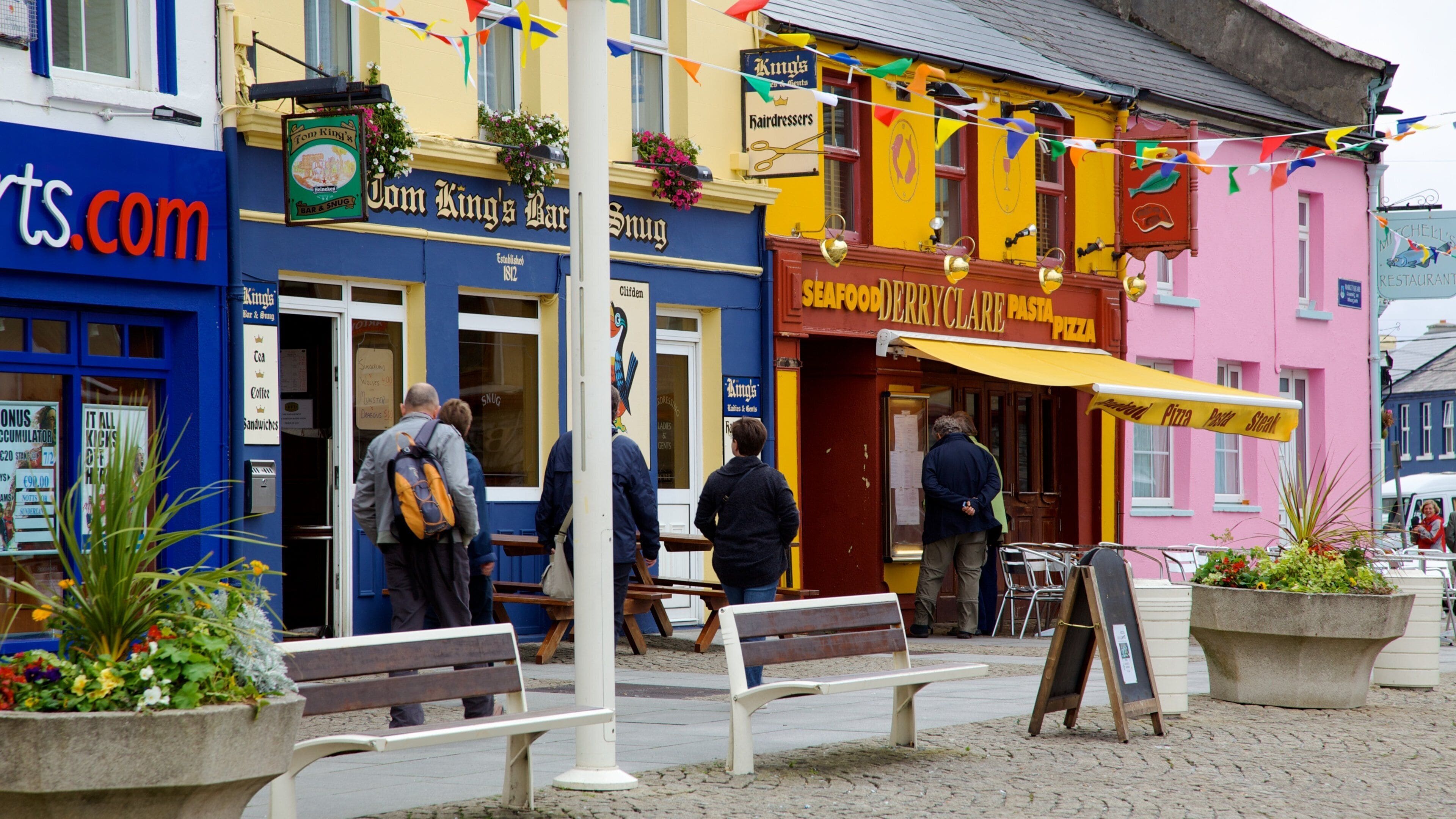 Clifden das einen Kleinstadt oder Dorf, Haus und Straßenszenen