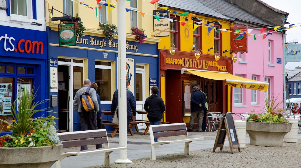 Clifden das einen Kleinstadt oder Dorf, Haus und Straßenszenen