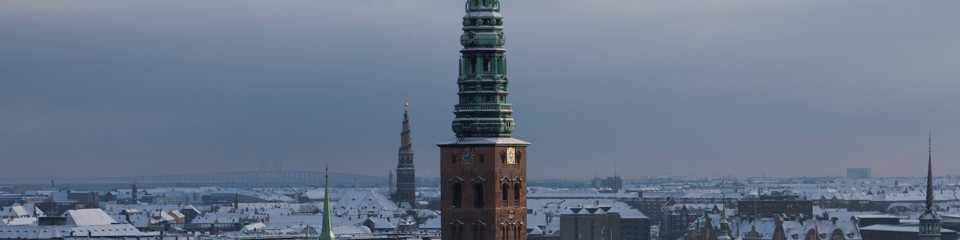 Torre redonda que incluye nieve, horizonte y arquitectura patrimonial