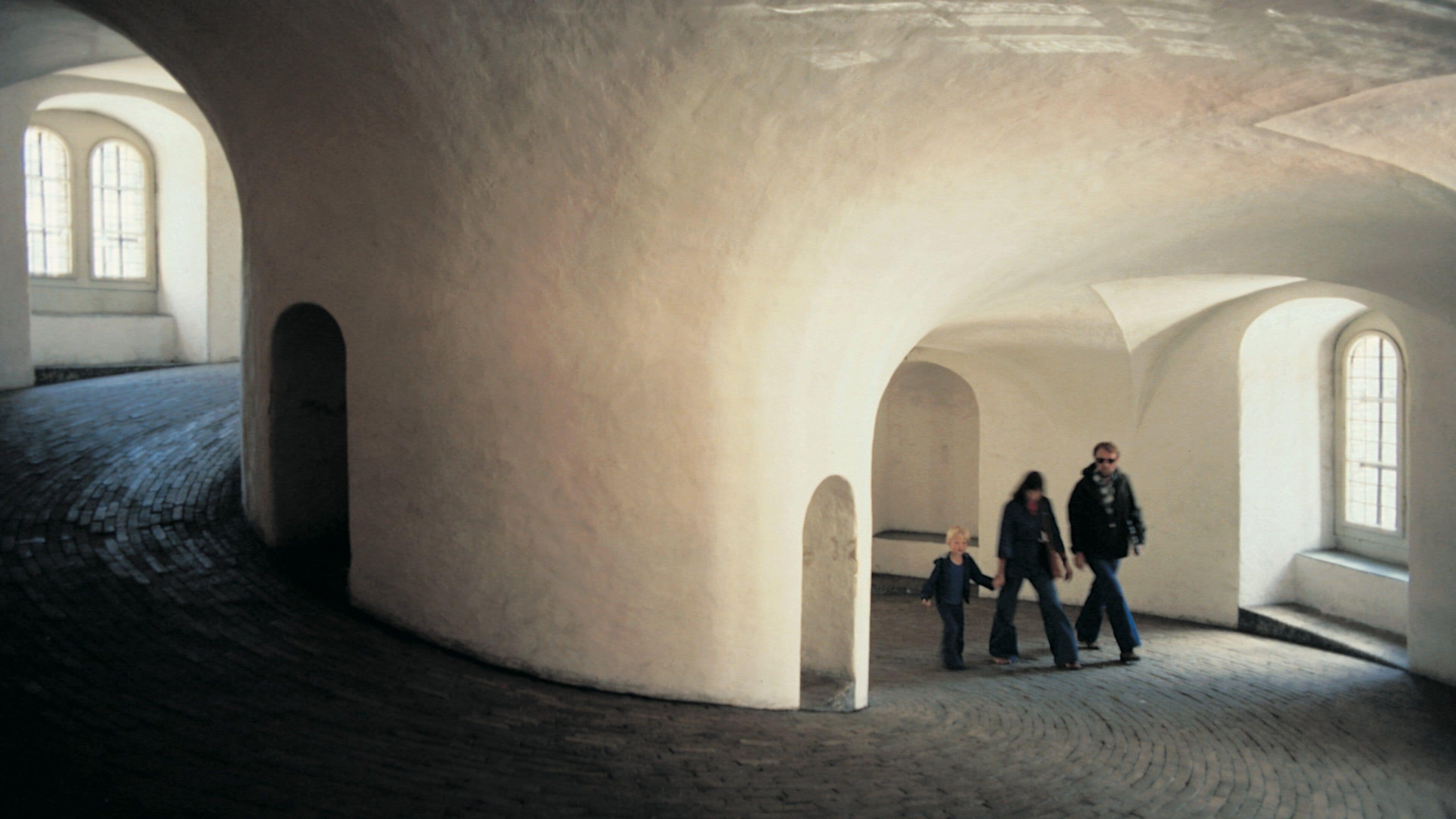 Rundetårn som inkluderar en stad, historisk arkitektur och interiörer