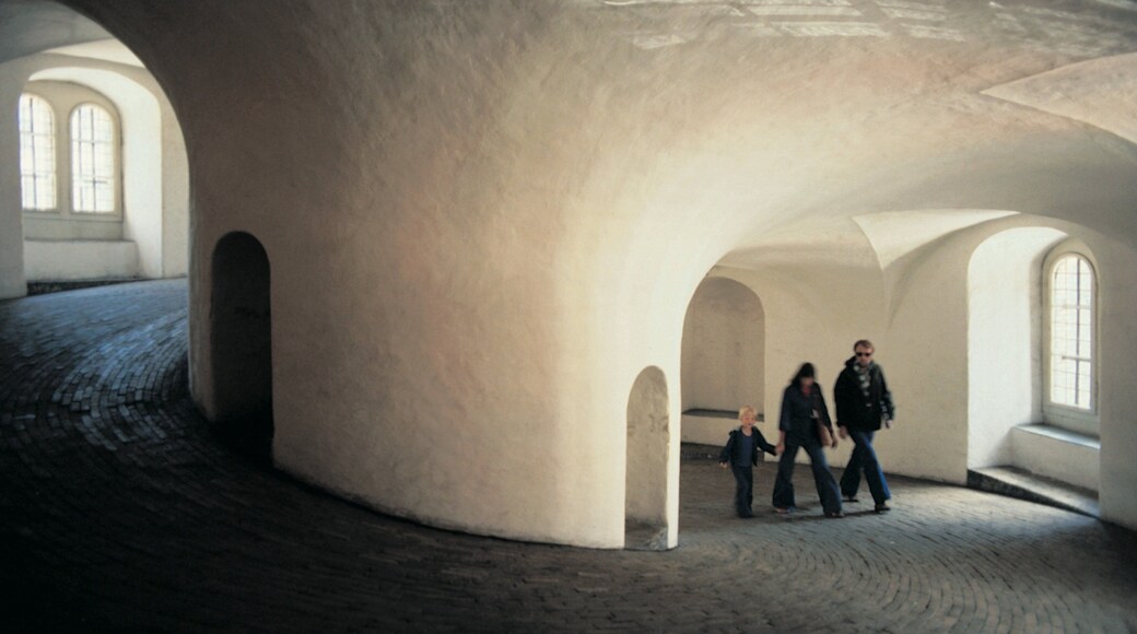 Rundetårn som inkluderar en stad, historisk arkitektur och interiörer