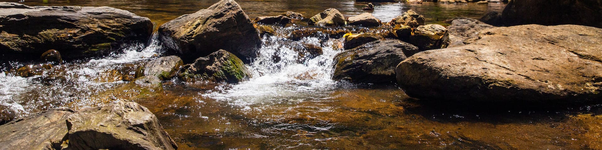 Crystal Cascades showing a river or creek