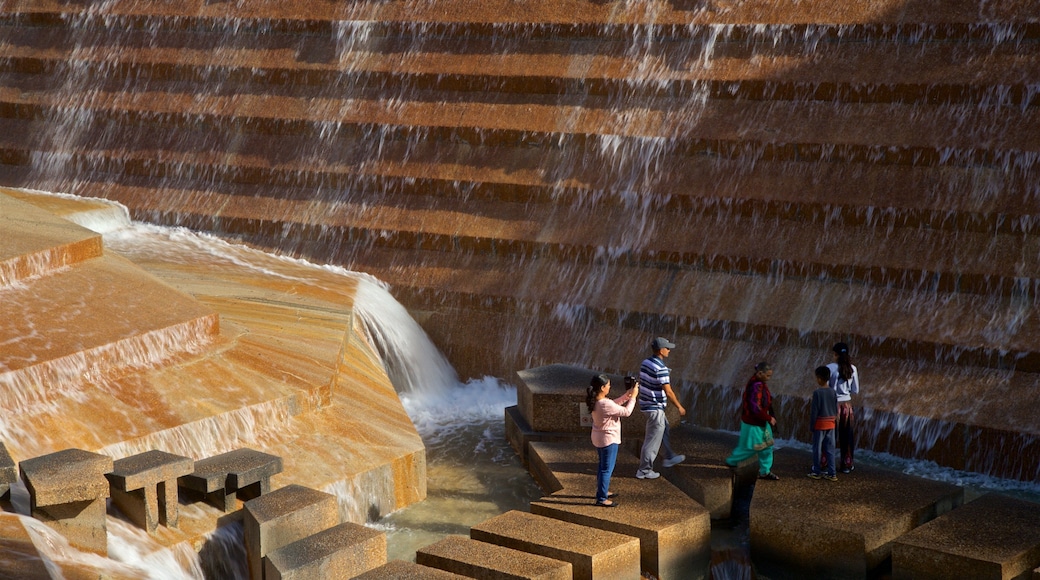 Fort Worth Water Gardens inclusief een fontein en ook een klein groepje mensen