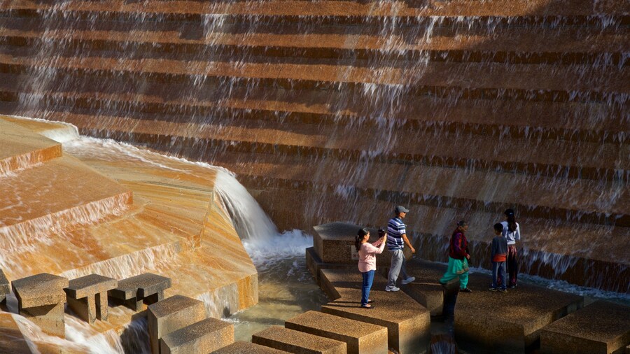 Fort Worth Water Gardens que inclui uma fonte assim como um pequeno grupo de pessoas
