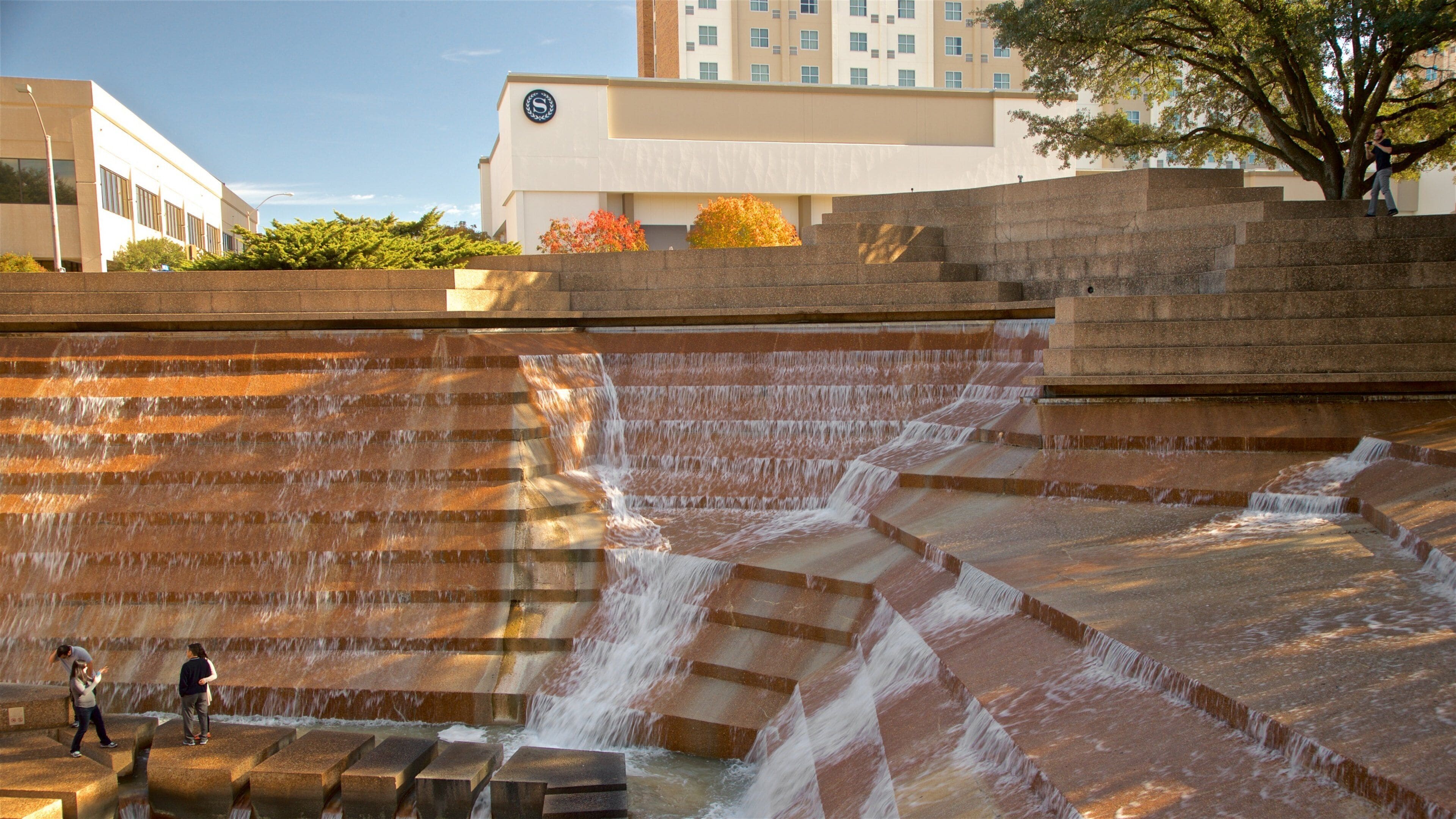 Fort Worth Water Gardens showing a fountain