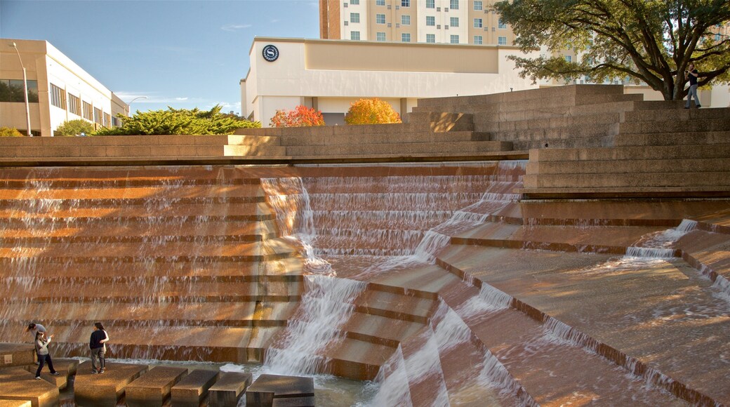 Fort Worth Water Gardens showing a fountain