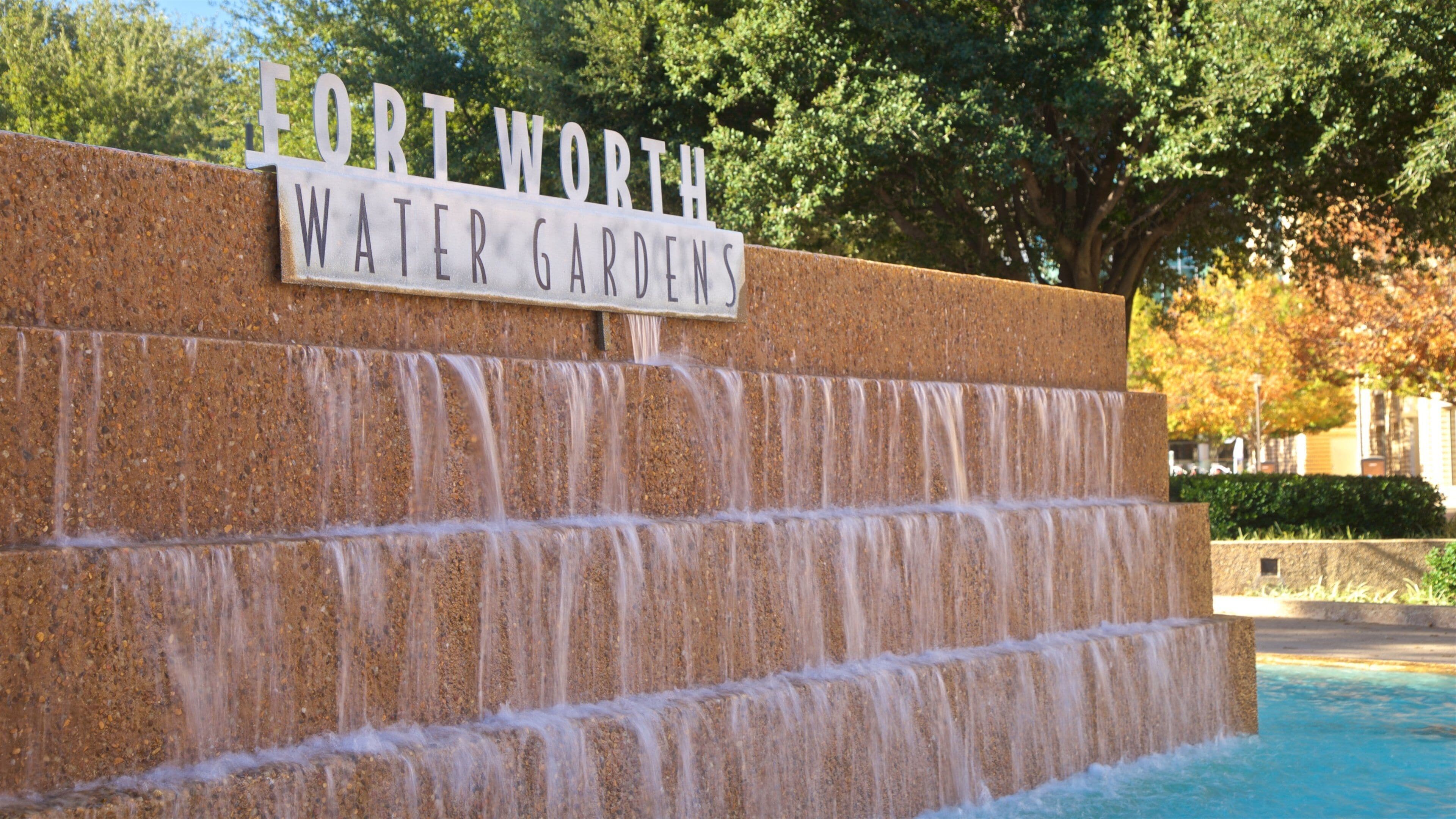 Fort Worth Water Gardens which includes signage and a fountain