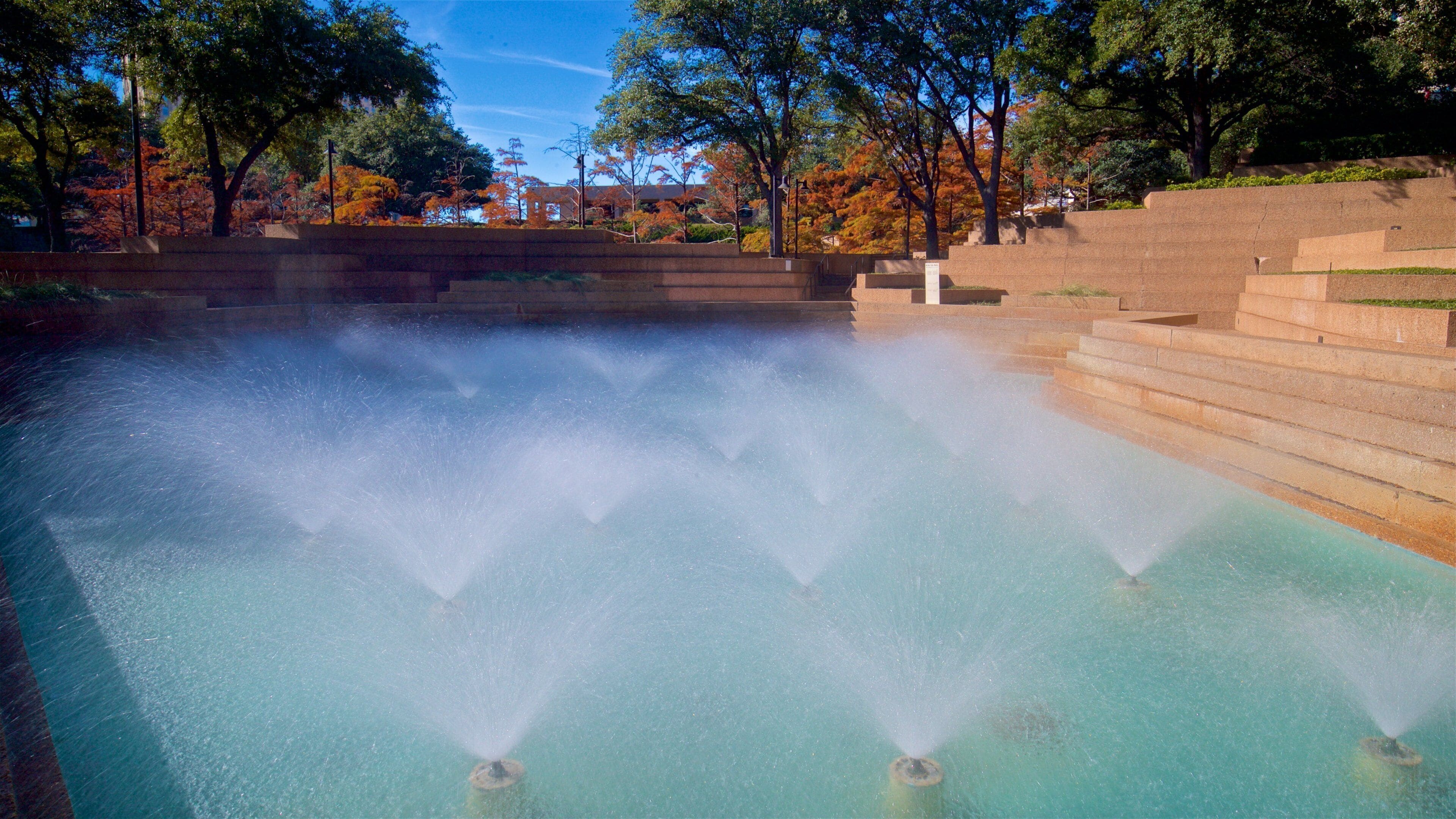 Fort Worth Water Gardens toont een fontein