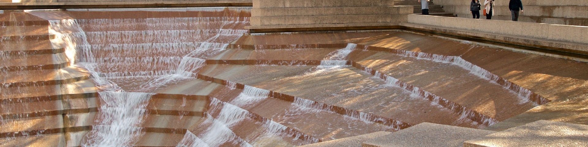 Fort Worth Water Gardens which includes a fountain