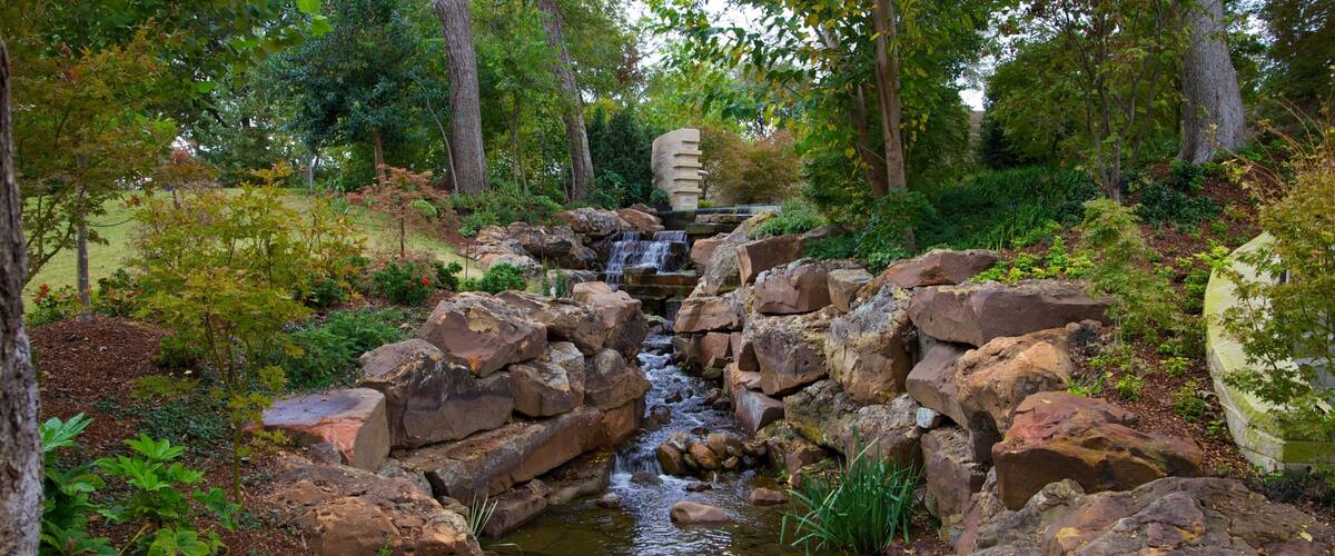 Dallasin arboretum ja kasvitieteellinen puutarha johon kuuluu lampi, puisto ja maisemat