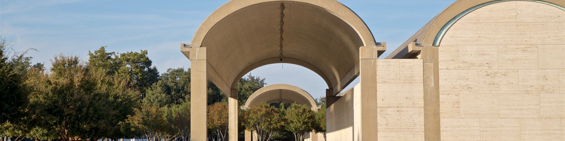 Una serie de arcos que conducen a un edificio grande con inscripciones.
