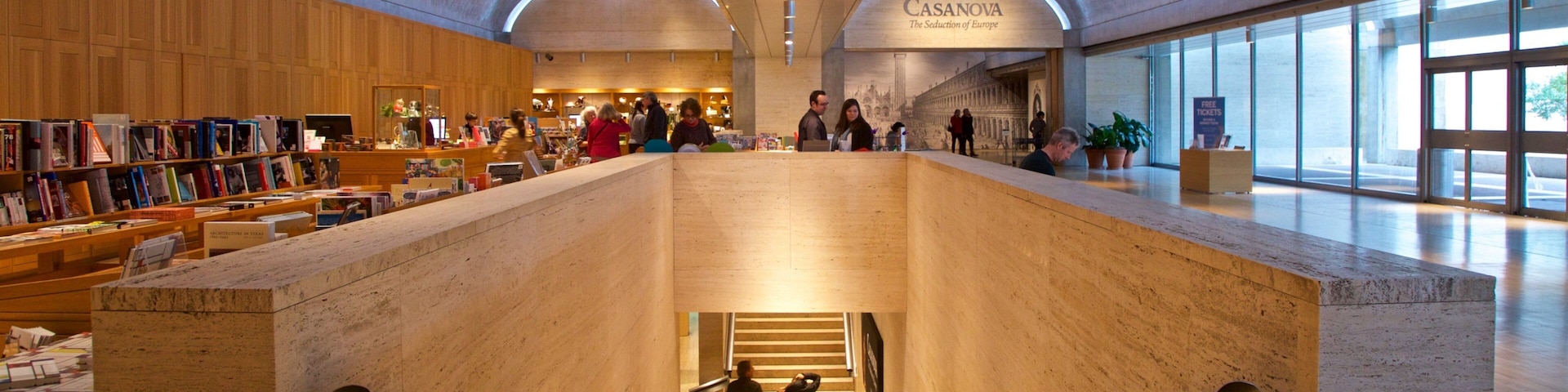 Kimbell Art Museum mostrando vistas internas assim como um pequeno grupo de pessoas