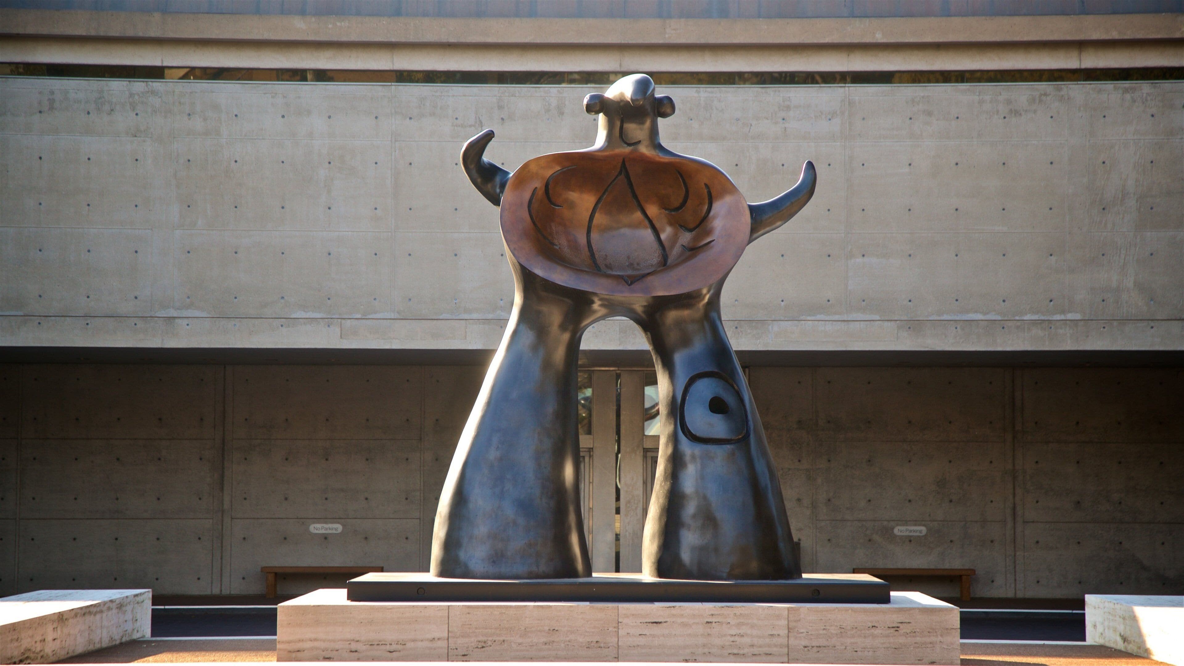 Kimbell Art Museum which includes outdoor art