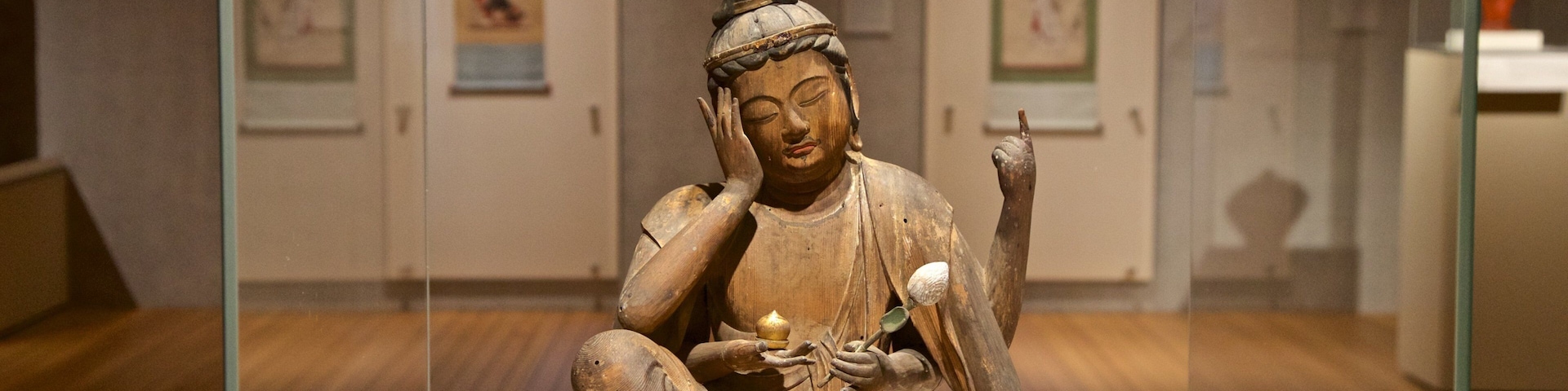 Kimbell Art Museum showing art and interior views