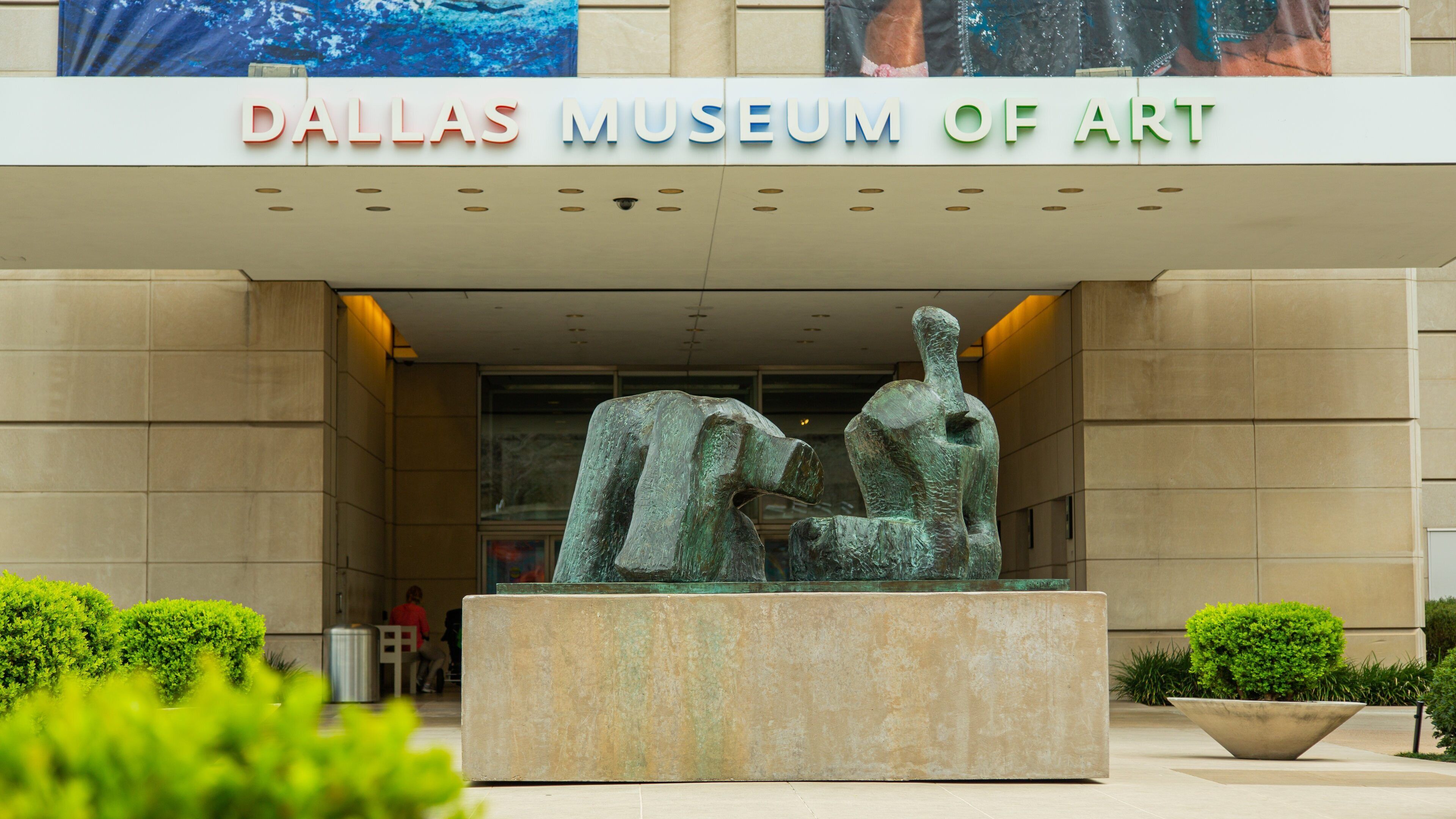Dallas Museum of Art which includes signage