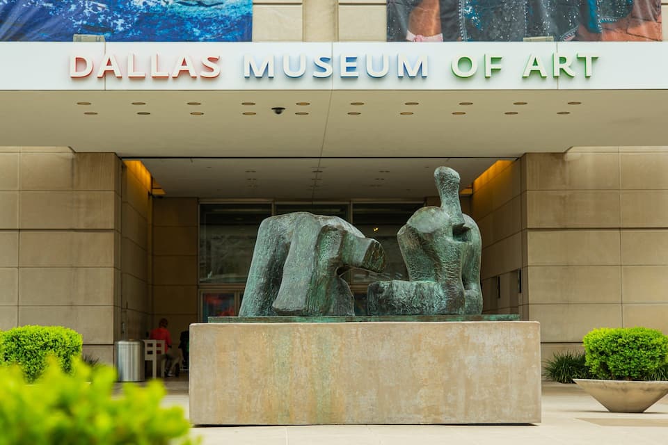 A entrada do Museu de Arte de Dallas com uma escultura em primeiro plano.