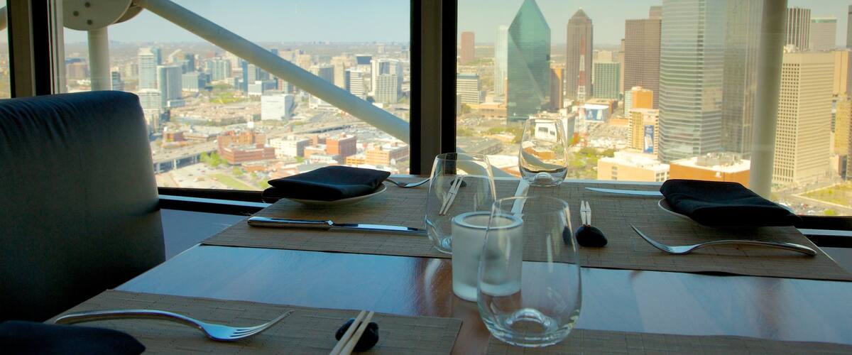 Torre Reunión mostrando vistas de interior, una ciudad y arquitectura moderna