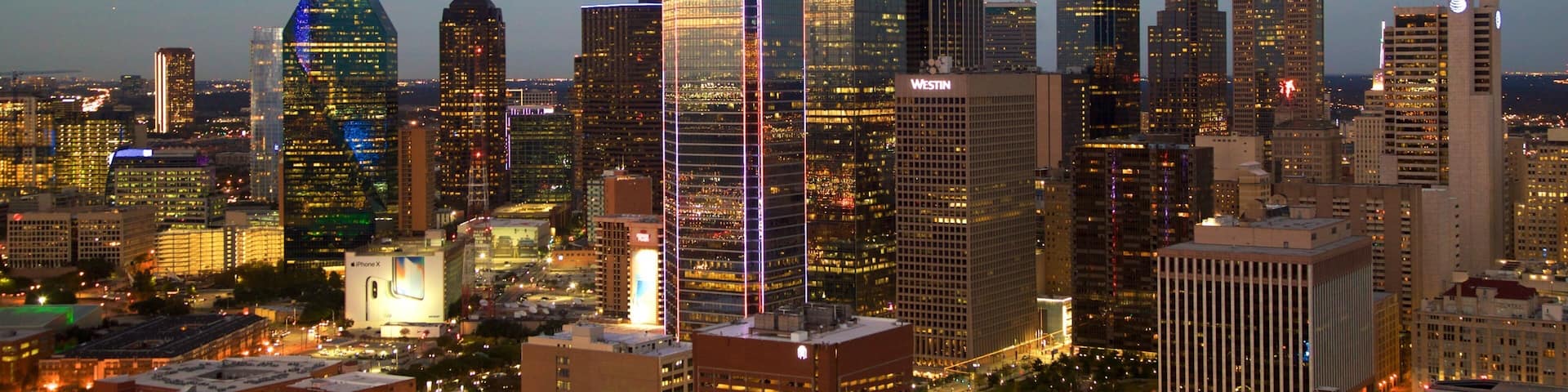 Reunion Tower johon kuuluu kaupunki, korkea rakennus ja maisemat