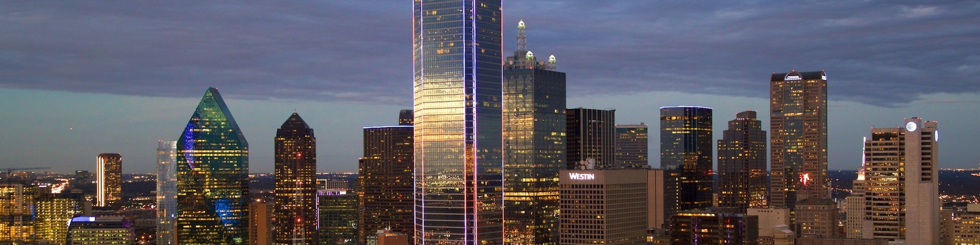 Reunion Tower caracterizando um arranha-céu, paisagem e uma cidade