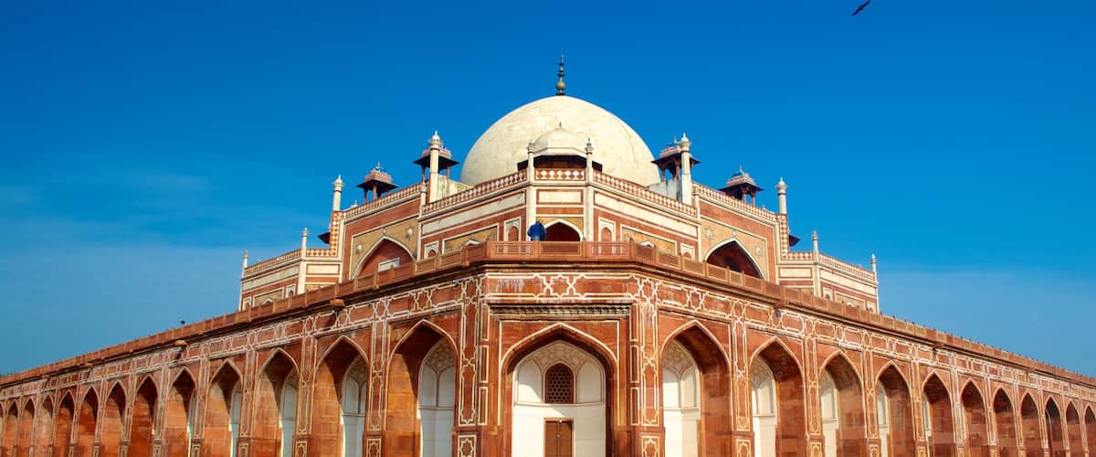 Humayun\'s Tomb showing street scenes and a mosque