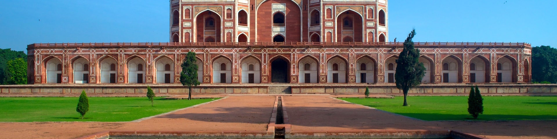 Humayun\'s Tomb featuring a mosque and a pond