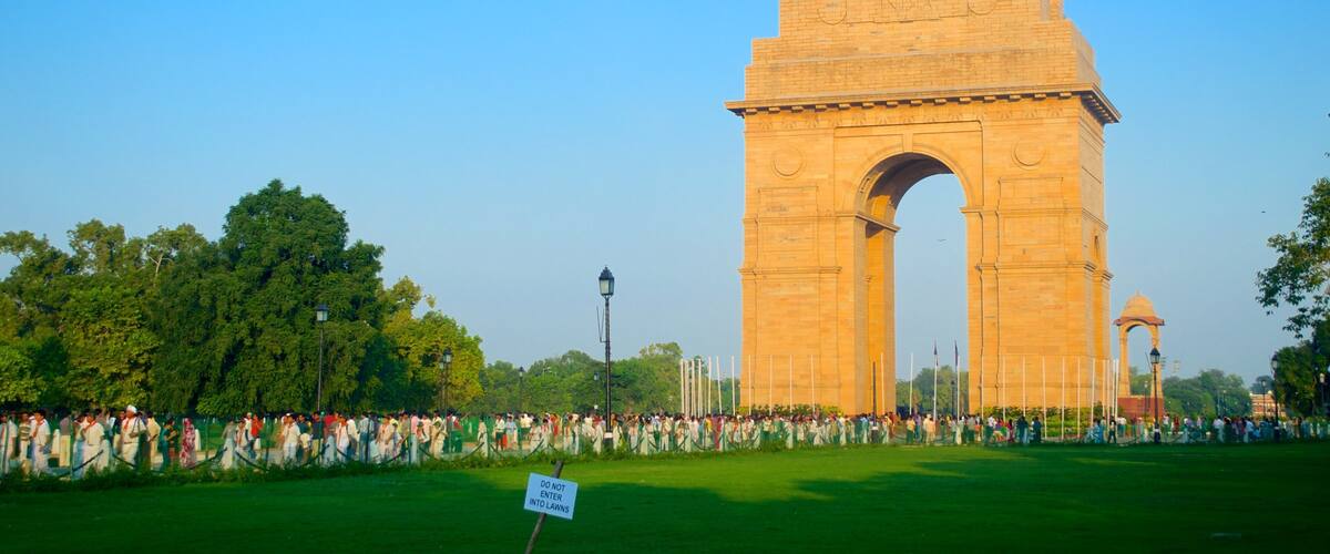 India Gate featuring a memorial, a monument and a park