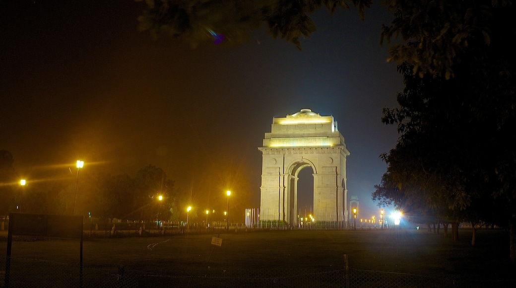 Porta dell\'India caratteristiche di nebbia e foschia, monumento commemorativo e paesaggio notturno