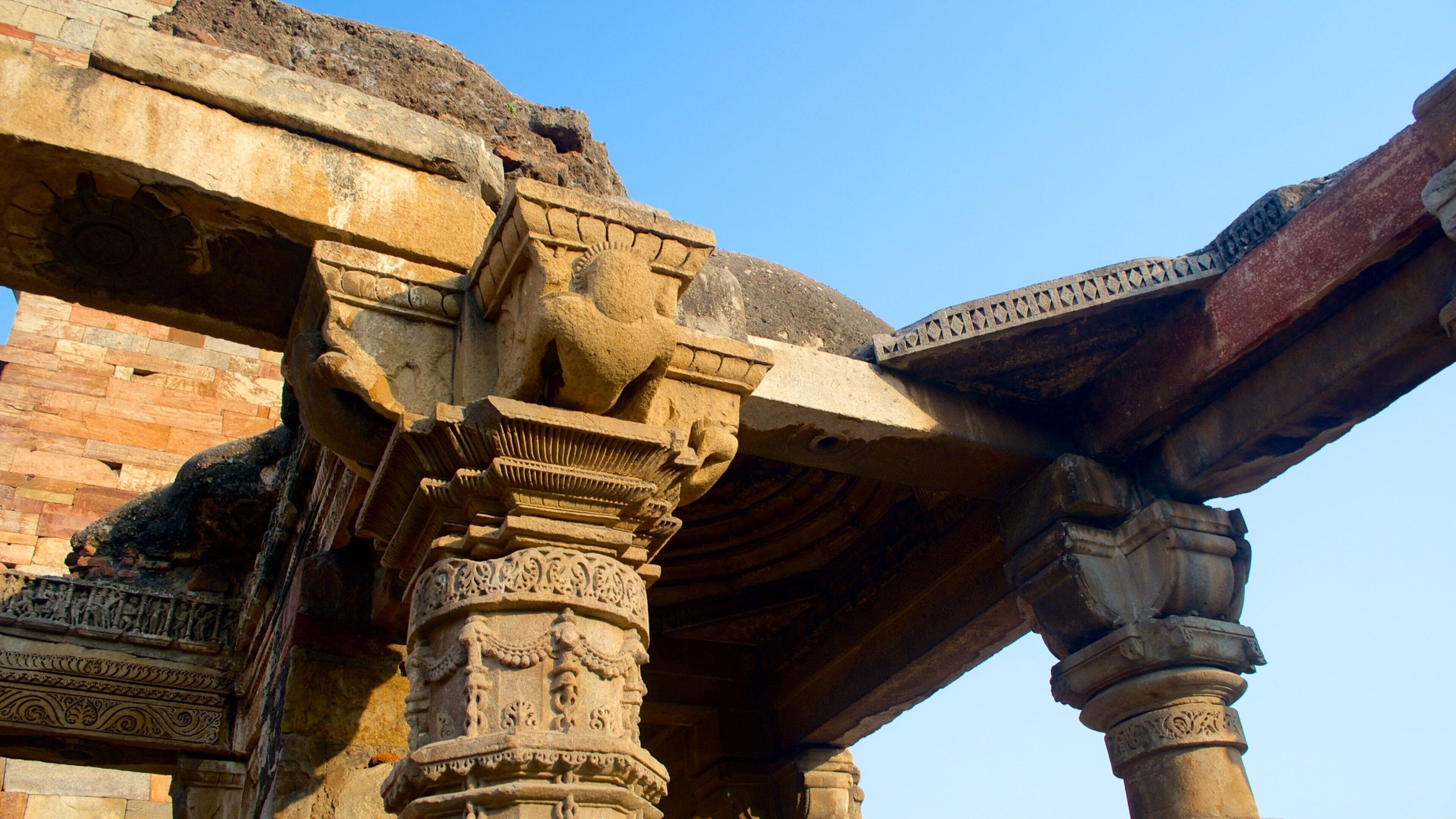 Qutub Minar que incluye arquitectura patrimonial y ruinas de un edificio