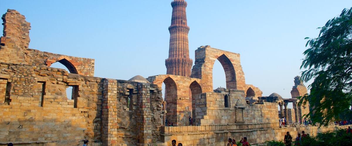 Qutub-komplekset som viser historisk arkitektur og bygningsruiner