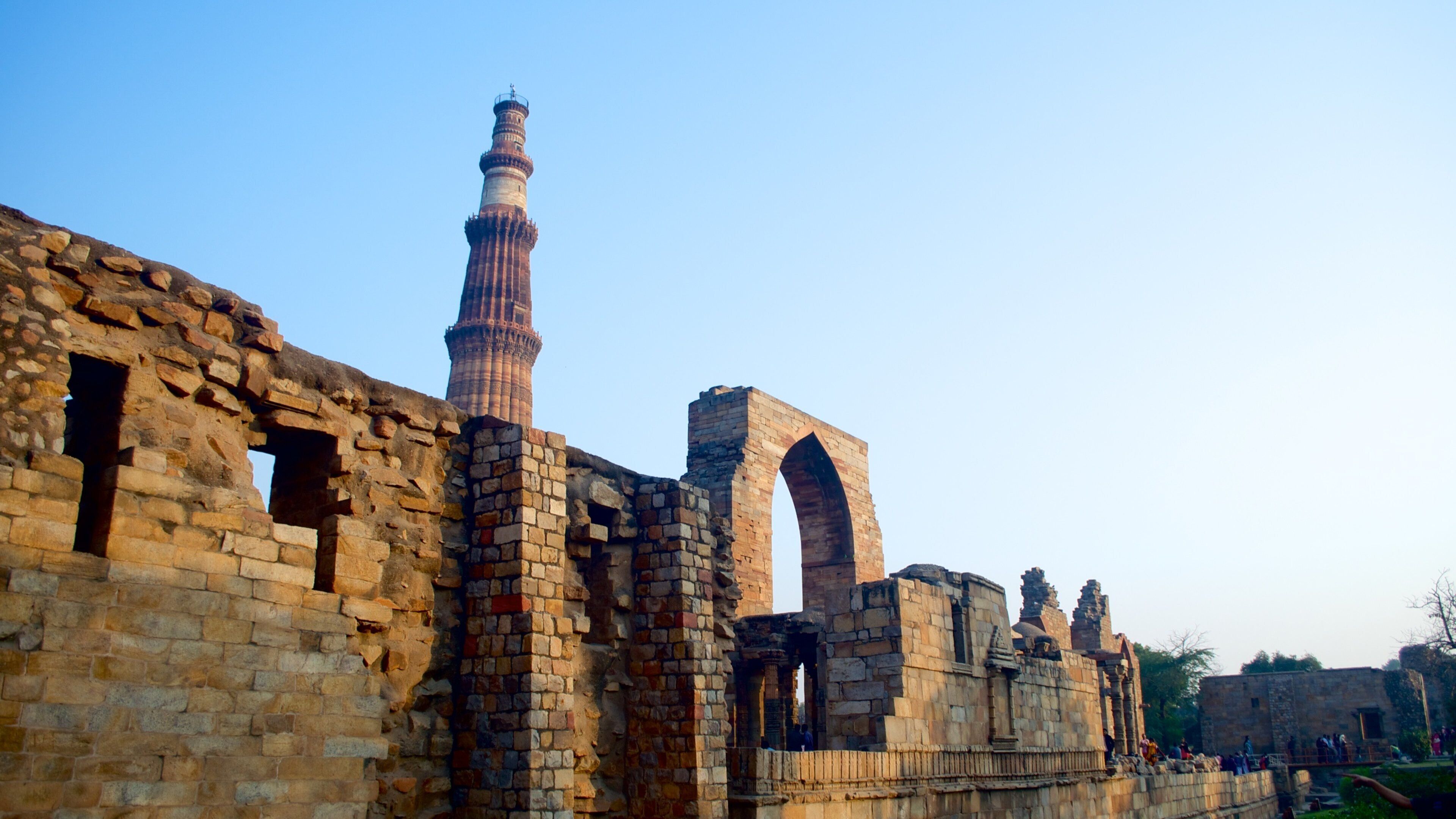 Qutub Minar che include architettura d\'epoca e rovine