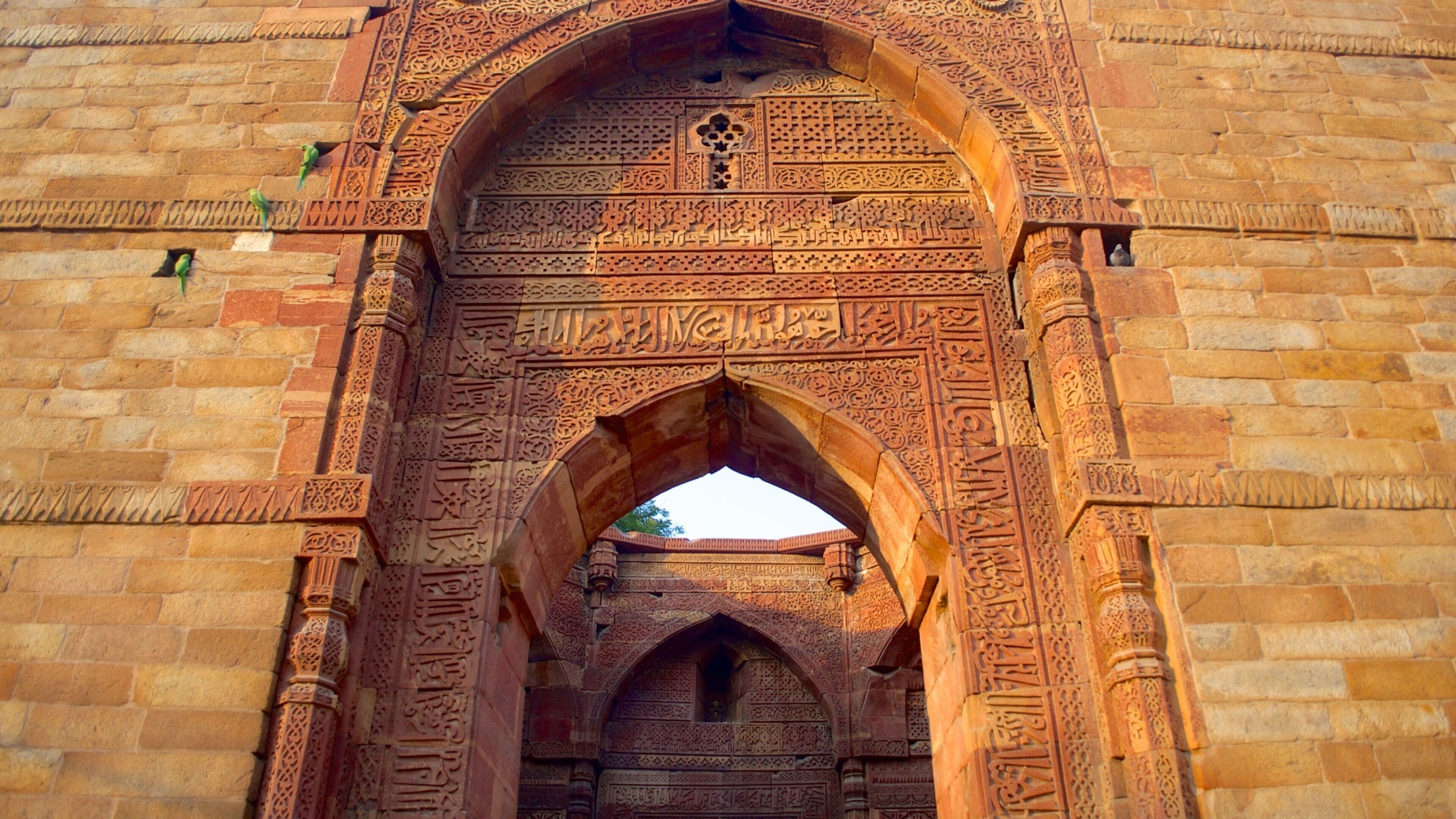 Qutub Minar ofreciendo un templo o lugar de culto y patrimonio de arquitectura