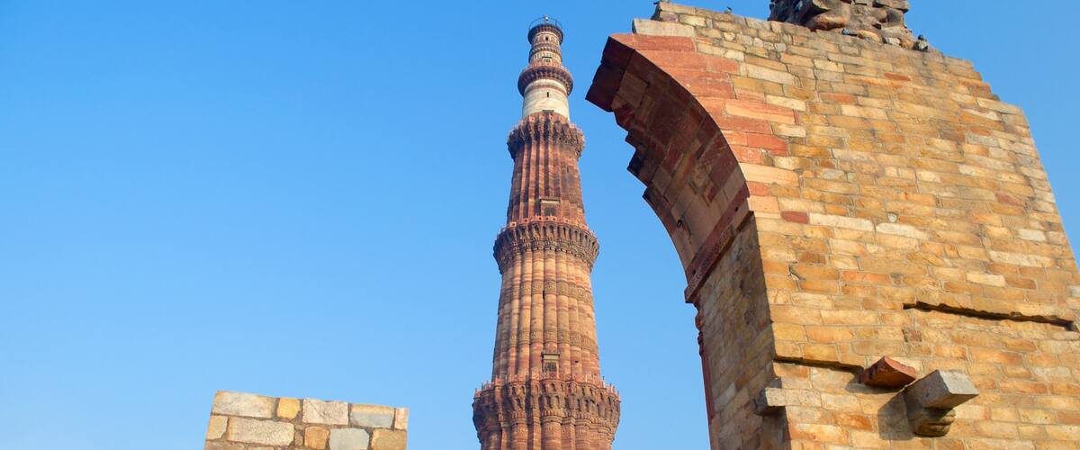 Qutub Minar ofreciendo una ruina y patrimonio de arquitectura