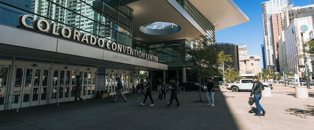 Centro de Convenções do Colorado, com fachada de vidro e design moderno.
