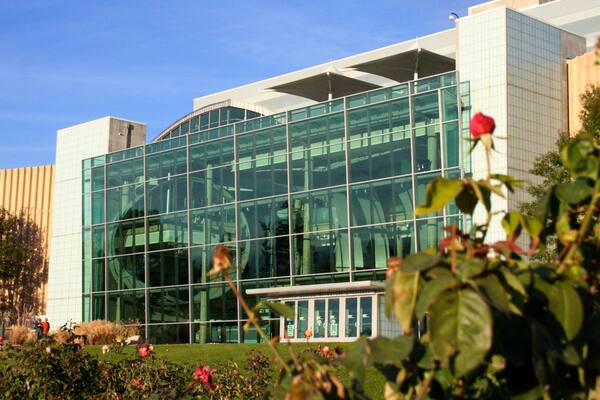 Denver Museum of Nature and Science mit einem Stadt und Blumen
