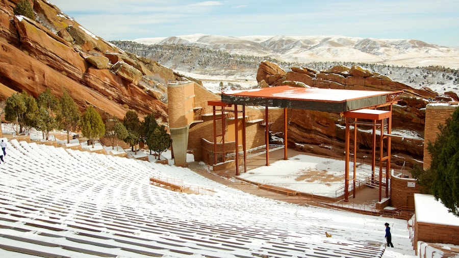 Red Rocks Amphitheatre mit einem Schnee und Theater