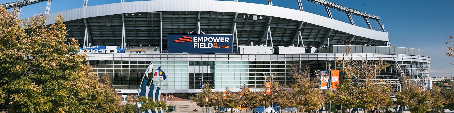 Un stade sur lequel est apposée une grande enseigne portant l’inscription « EMPOWER AT FIELD AT MILE HIGH ».