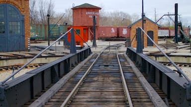 Un puente ferroviario con vías que conducen a una estación.