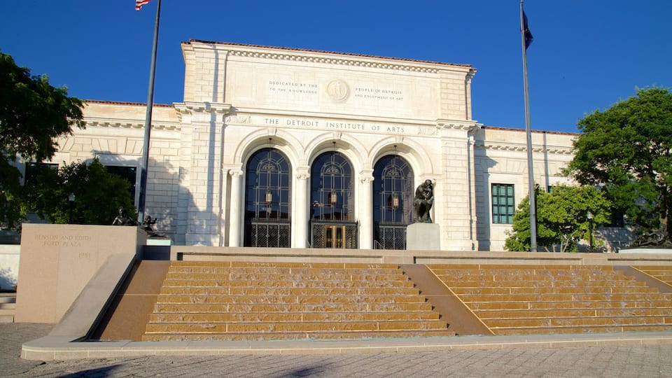 Das Gebäude des Detroit Institute of Arts mit klassischer Architektur, Stufen, die zum Eingang führen, und einer Statue davor.